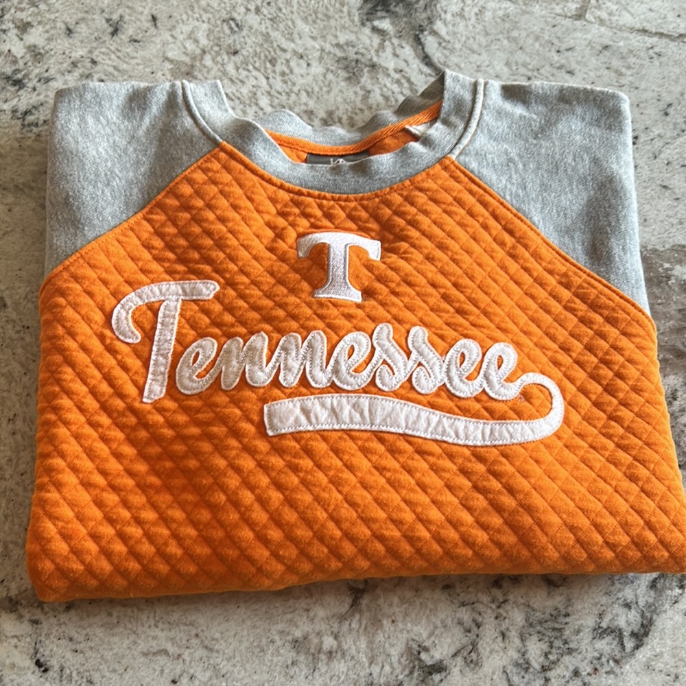 Woman’s Tennessee sweatshirt with appliquéd letters. Size extra large.